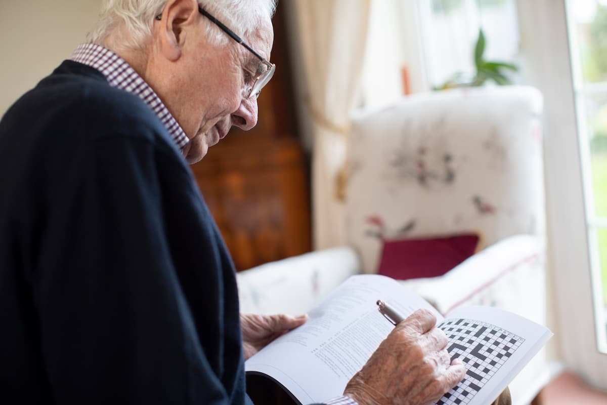 Baxter Senior Living | Senior man doing a crossword puzzle